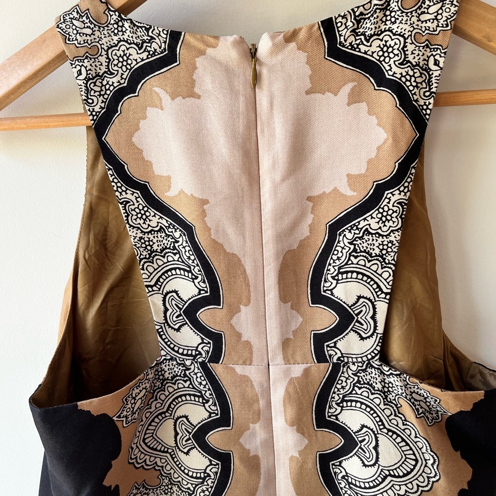 Tibi Silk and Wool Black and Beige Printed Shift Dress with T-back - Size 4 - Picture 3 of 7